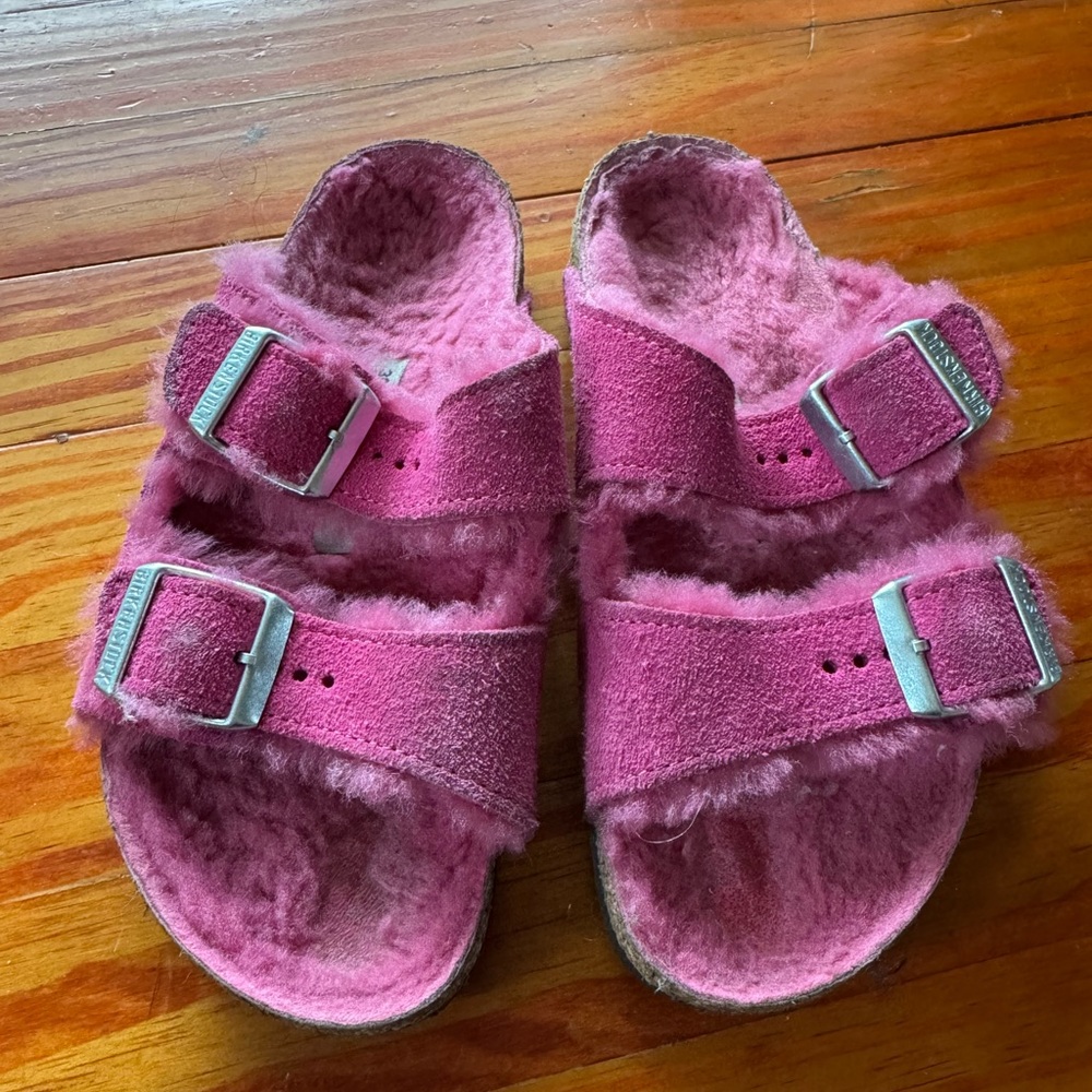 Kids Fur Lined Arizona Birkenstock sandals in Pink
